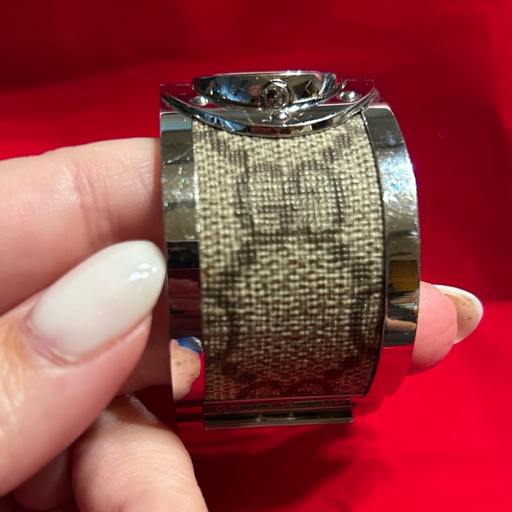 Gucci Luxury Statement Logo Bracelet Watch - Picture 7 of 9